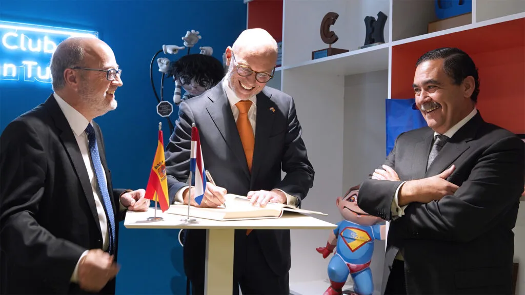 Signing between the Ambassador to the Netherlands and S2 Grupo